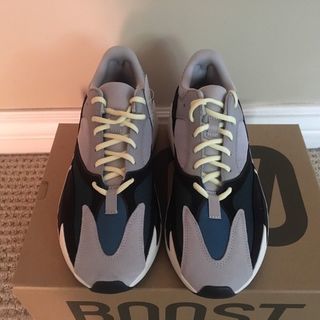 激レア!新品！!Adidas　yezzy boost 700の画像