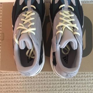 激レア!新品！!Adidas　yezzy boost 700の画像