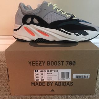 激レア!新品！!Adidas　yezzy boost 700の画像
