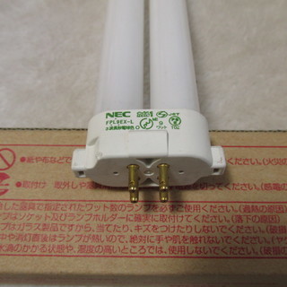 未使用ツイン・コンパクト形蛍光ランプ、９W。の画像