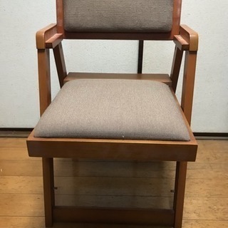 脚立になる折り畳める椅子の画像