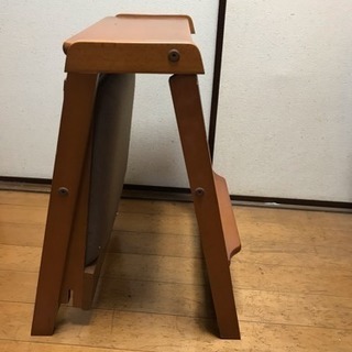 脚立になる折り畳める椅子の画像