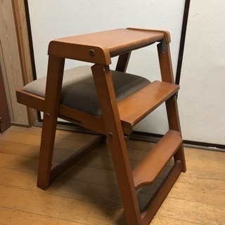 脚立になる折り畳める椅子の画像
