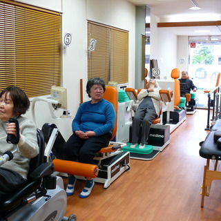 デイサービス・看護師募集！！食事・入浴介助無し！【未経験の方も大歓迎】週2日～4日◎シニア向けフィットネス感覚で業務ができる、リハビリ中心の活気ある施設ですよ☆の画像