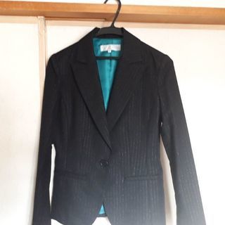 💴⤵️黒のレディーススーツの画像