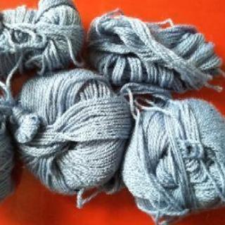 青毛糸3個＋使いかけ5個の画像