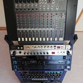 音楽用機材セット（ラック、ミキサー、エフェクター、プリアンプ、MIDI音源、MIDI/オーディオ・インターフェース）の画像