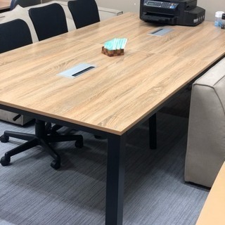 会議(ミーティング)用テーブルの画像