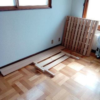 状態の良い　木製シングルベッド