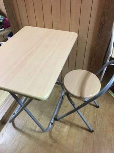 テーブルと椅子です