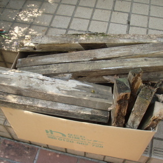 薪、焚き木、廃材、おがくず　など　燃料に　薪ストーブ　キャンプ