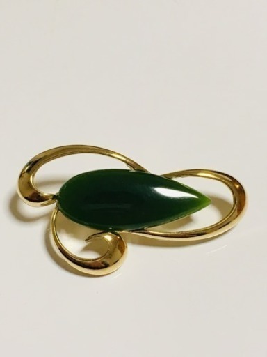 翡翠のブローチ