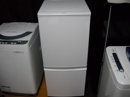 配達設置無料　新品同様　シャープ　どっちもドア 冷蔵庫　137L