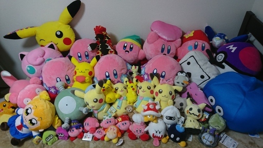 星のカービィやピカチュウ、ミミッキュといったポケモン関係、スライム、ポプ子、テレビちゃん、スーパーマリオの敵キャラなどなどの大小さまざまなぬいぐるみ