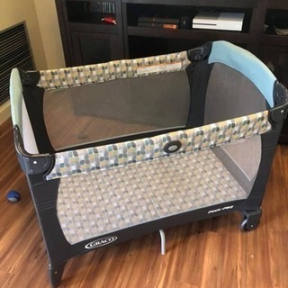 新生児から使える折りたたみ可能なベビーベッド 