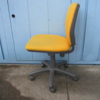 事務イス　オフィスチェア　オカムラ製ビラージュ　イエロー　肘なし　特価！の画像