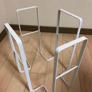 シンプルで人気のtowerシリーズ定番の新聞紙雑誌ラックですの画像