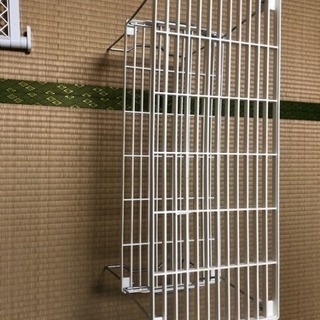 突っ張り棒と小さい台の画像