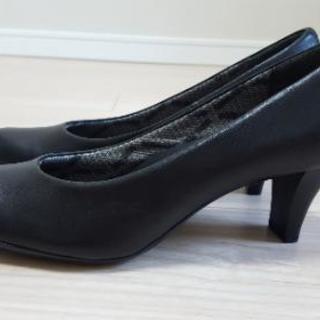 ZARA、REGALパンプスの画像