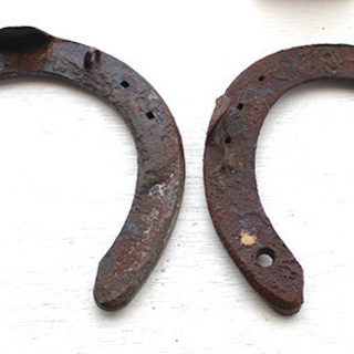 馬の蹄鉄　縁起物にどうぞ　2個セット　幸運を呼び込むお守り 　衝突防止のお守りの画像