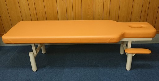 高田ベッド　有孔タイプ　整骨院　エステ　整体　マッサージベッド　治療用ベッド　に最適