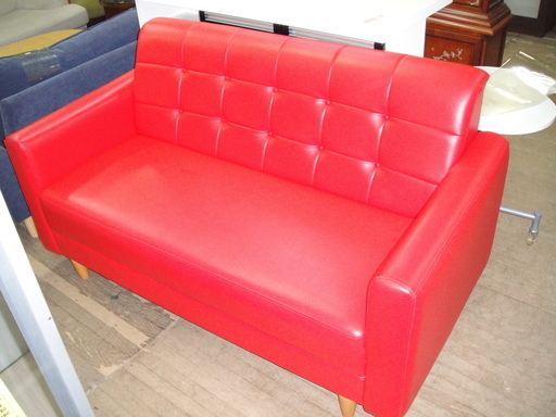 フェイクレザー張り　２人掛けソファ　レッド