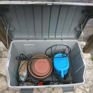 バルコニーやお庭で使用できるプラスチックコンテナと、植木鉢、スコップほかの画像