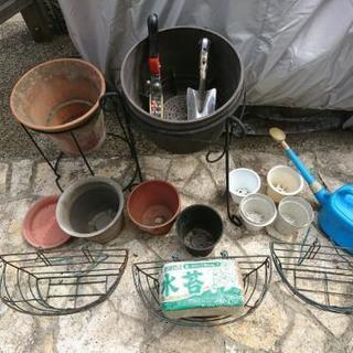 バルコニーやお庭で使用できるプラスチックコンテナと、植木鉢、スコップほかの画像