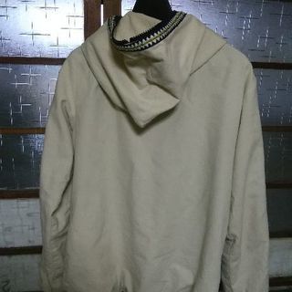 縁にチロリアンテープの画像