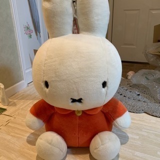 お座りビックミッフィーの画像