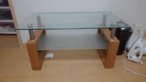 ガラスのテーブル