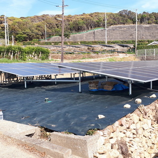 「急募集」すさみ町（平日）に防草シートにガムテープを張る仕事をして下さい（太陽光パネル周辺）の画像