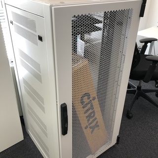 UPSとサーバーラック