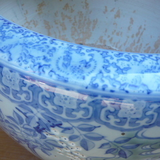 大きめの陶器製の火鉢の画像