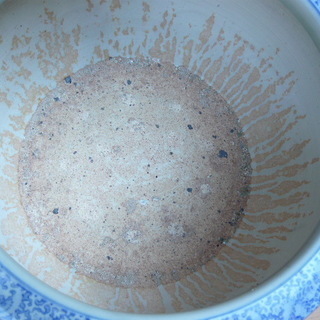 大きめの陶器製の火鉢の画像