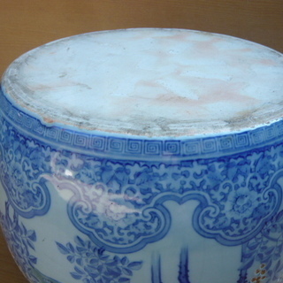 大きめの陶器製の火鉢の画像
