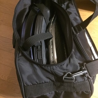 テニスラケット3本とキャリーバックの画像