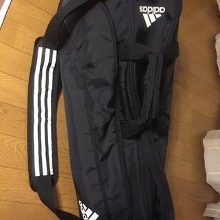 テニスラケット3本とキャリーバックの画像