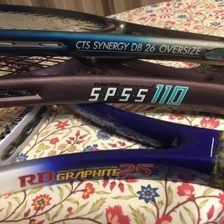 テニスラケット3本とキャリーバックの画像