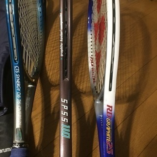 テニスラケット3本とキャリーバックの画像