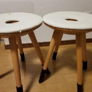 スツール(座る面に破れ、めくれあり。)