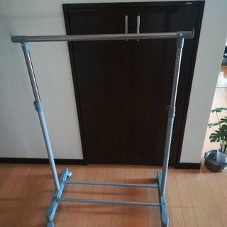 商談中　洋服かけの画像