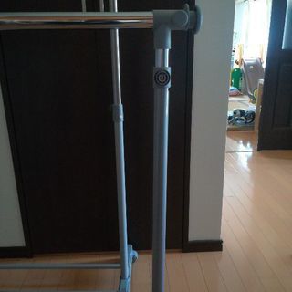 商談中　洋服かけの画像