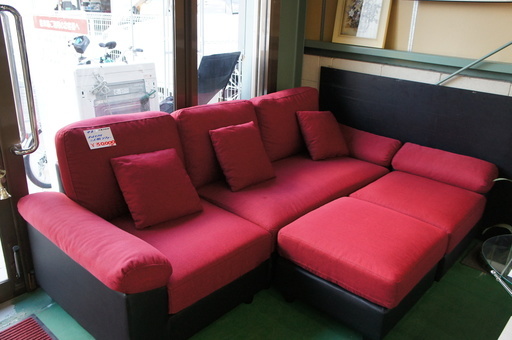 RC445 オットマン 付き三人掛け 布張り ソファー　レッド系