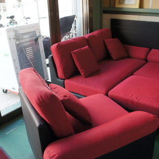 RC445 オットマン 付き三人掛け 布張り ソファー レッド系