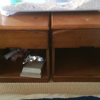 ナイトテーブルの画像