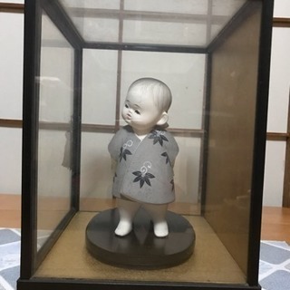ガラスケース入り博多人形の画像