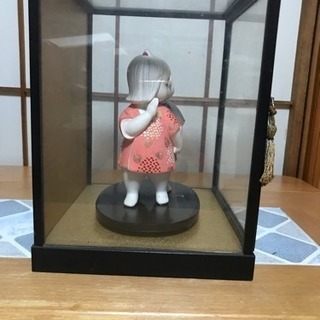 ガラスケース入り博多人形の画像