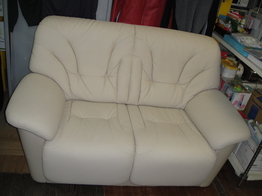 フェイクレザー張り　２人掛けソファ　アイボリー