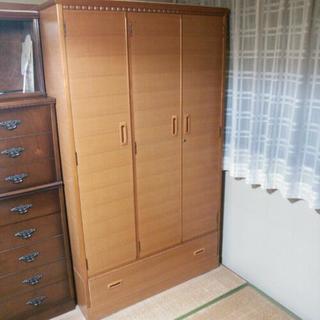 中古　１階に移動済み　洋服タンス　 　幅104.8　　奥行59....